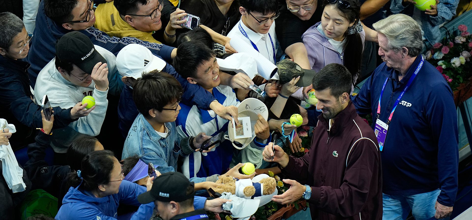 El serbio Novak Djokovic firma autógrafos a los aficionados tras ganar la final individual masculina contra el australiano Alex De Minaur en el torneo de tenis China Open, en Pekín, el martes 6 de octubre de 2026. (Foto AP/Andy Wong) El serbio Novak Djokovic firma autógrafos a los aficionados tras ganar la final individual masculina contra el australiano Alex De Minaur en el torneo de tenis China Open, en Pekín, el martes 6 de octubre de 2026. (Foto AP/Andy Wong)
