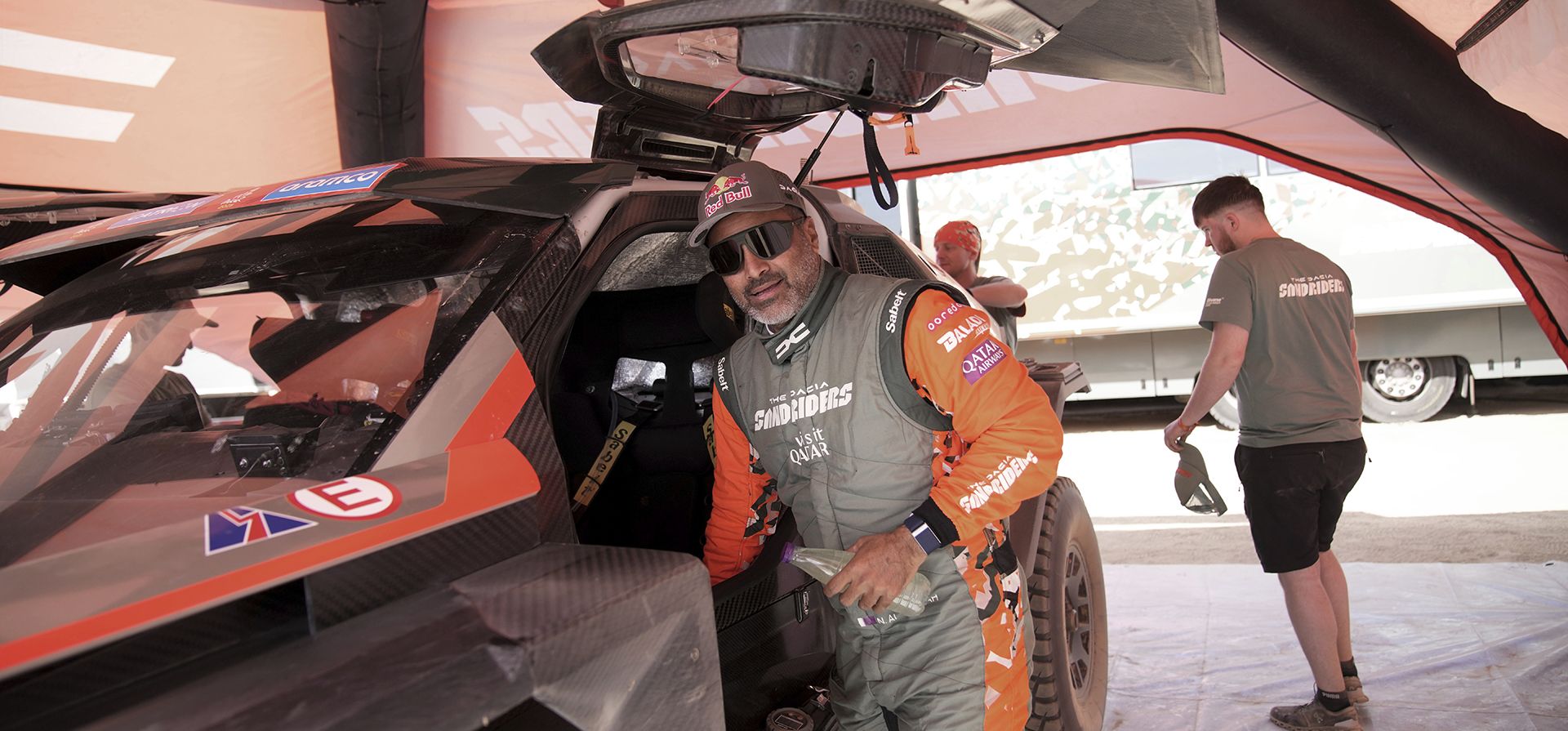 El piloto catarí Nasser Al-Attiyah posa junto a su Dacia Sandrider dos días antes del inicio del Rally Dakar en Bisha, Arabia Saudita, el miércoles 1 de enero de 2025. (Foto AP/Christophe Ena)