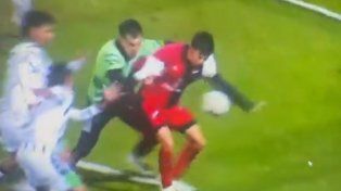 Polémica: el claro penal que no le cobraron a Colón ante Nueva Chicago