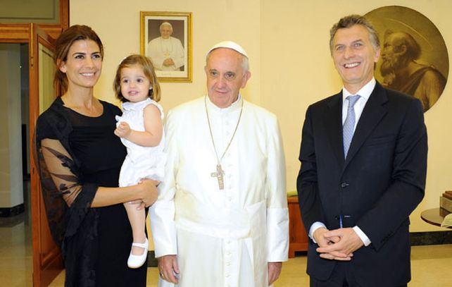 Macri junto a su familia con el Papa Francisco.