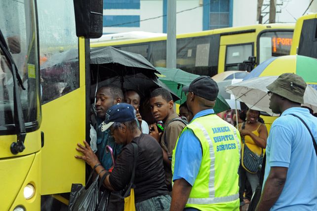 El huracán Sandy tocó tierra en el sureste de Jamaica y amenaza al Caribe