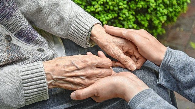 Cuidadores domiciliarios bregan por mejores condiciones