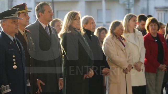 En la Plaza Belgrano de Paraná se realizó el acto por el Día de la Bandera