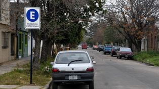 Ya se puede estacionar sobre ambas manos en las calles aledañas a General Paz