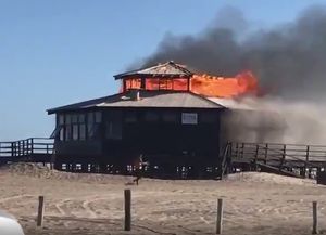 Un voraz incendio destruyó un parador ubicado de Pinamar pero no hubo heridos