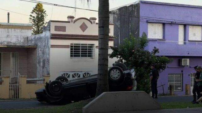 El choque y vuelco ocurrió la madrugada de este viernes en Paraná.