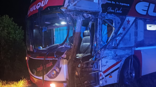 Choque entre un ómnibus y un camión: heridos leves y tránsito cortado en ruta 11