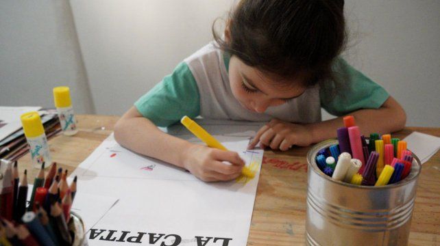 Chicos y chicas pueden jugar a construir su propia portada del diario con las noticias y dibujos que ellos mismos elijan.
