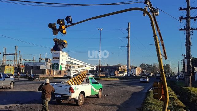 Un hombre chocó su auto contra el semáforo ubicado en la intersección de Av. Aristóbulo del Valle y Av. José Gorriti.