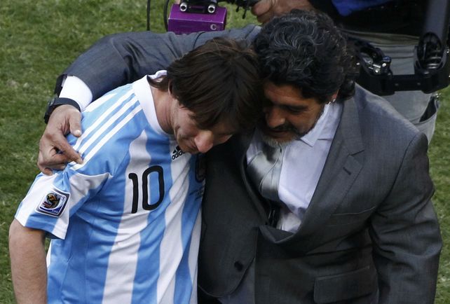 A los abrazos. Messi junto a Diego Maradona en el Mundial de Sudáfrica 2010. Era el mimado del DT.