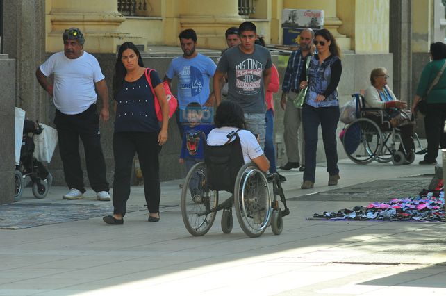 Coincidieron tres personas que se movilizan en sillas de ruedas. Foto UNO Juan Manuel Hernández.&nbsp;