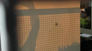 Un de los impactos de bala sobre el muro de la garita de guardia de Televisión Litoral.&nbsp;