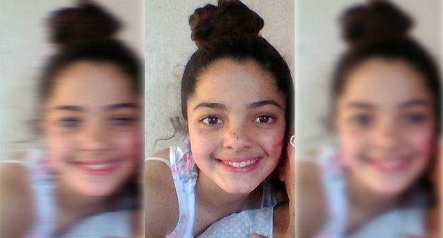 La niña se encontraba sola en su casa porque su madre había salido a bailar.&nbsp;