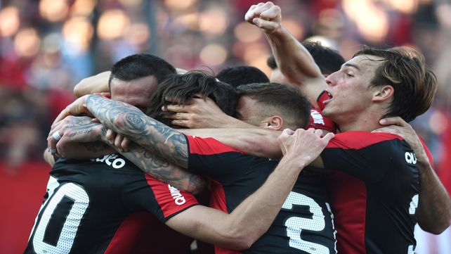 De festejo. Newells tuvo planteos ambiciosos y llegó seguido a la red rival. Es el tercero más goleador.&nbsp;