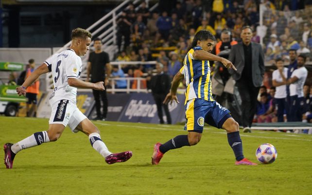 Ignacio Malcorra avanza con la pelota cerca de su zurda, mientras en el fondo, Russo sigue atento la jugada.