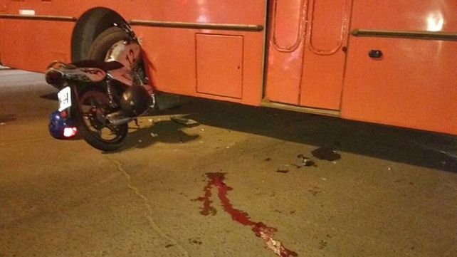 Dos personas fueron hospitalizados tras chocar una moto y un colectivo