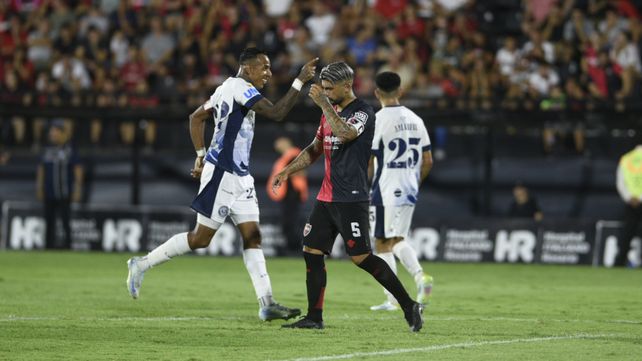 Ever Banega no lo puede creer. Centurión le atajó el penal y Newell’s perdió con la Lepra mendocina. Villa felicita a su arquero.