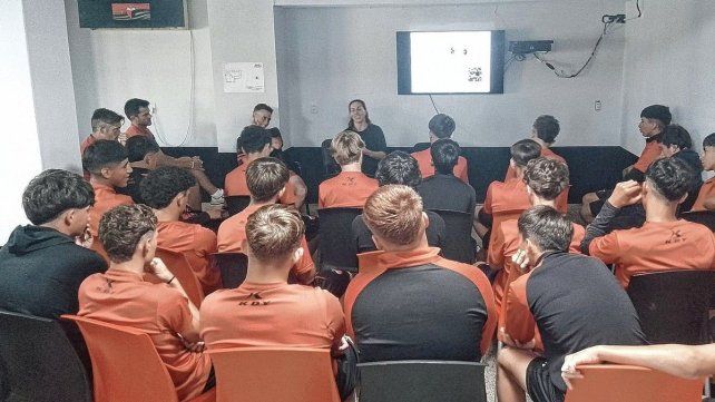 Colón le sumó talleres de psicología a las charlas de nutrición que viene llevando adelante con sus canteranos.