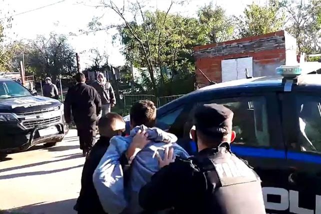 Momento en que el adolescente de 17 a&ntilde;os es llevado a un m&oacute;vil policial.
