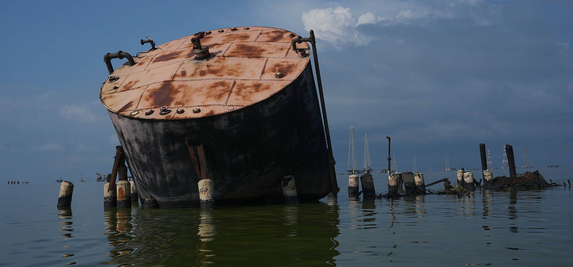 Un tanque de almacenamiento de petróleo dañado en el lago Maracaibo en Cabimas, Venezuela, el 2 de septiembre de 2026. (Foto AP/Ariana Cubillos)