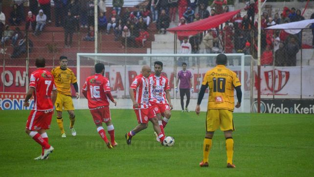 El Decano debutó con una derota ante Flandria como local