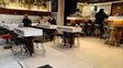 En Rosario hay 450 bares obligados a tener mesas y sillas atornilladas