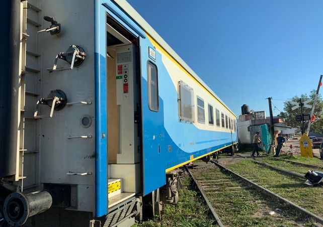 El tren de pasajeros descarriló en Soldado Aguirre y Filippini. No hubo heridos.