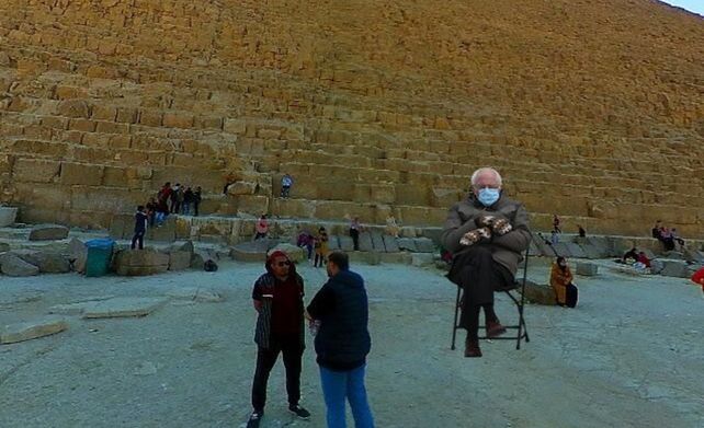 En Egipto. Bernie frente a una pirámide en Giza.