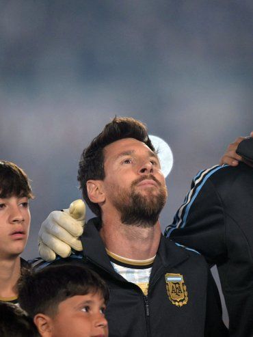 Messi no pudo cantar el himno por la emoción, con la bandera de Malvinas al lado