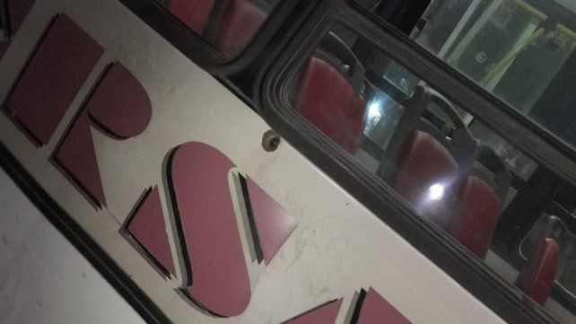 Casi es una tragedia: balearon un colectivo de la Línea 1 con pasajeros