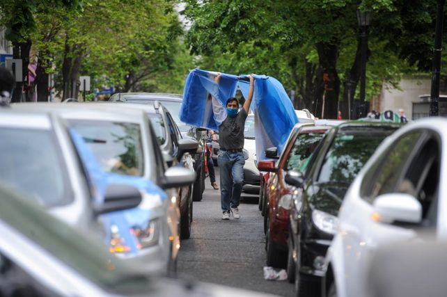 Una ruidosa caravana de autos recorrió las calles para celebrar el Día de la Lealtad
