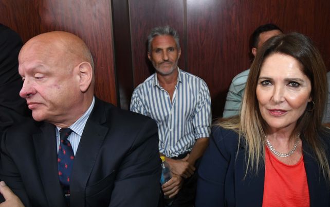 Nicolás Pachelo (de camisa a rayas) momentos antes de la lectura del fallo que lo absolvió por el crimen de María Martha García Belsunce.&nbsp;