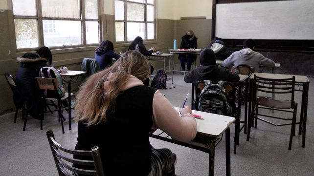 El artículo 2 de la ley de educación nacional sostiene que la educación es un bien personal y social garantizado por el Estado.