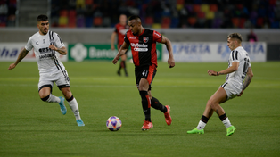 Ditta maniobra entre dos jugadores de Central Córdoba. El zaguero de Newells anotó un golazo ese día.
