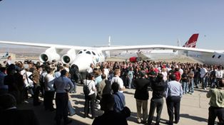 Millonario brit&aacute;nico fabrica un avi&oacute;n para acercar los turistas al espacio