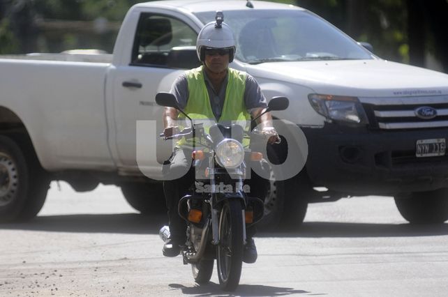 En trabajo. Un inspector municipal lleva la cámara pegada en su casco.