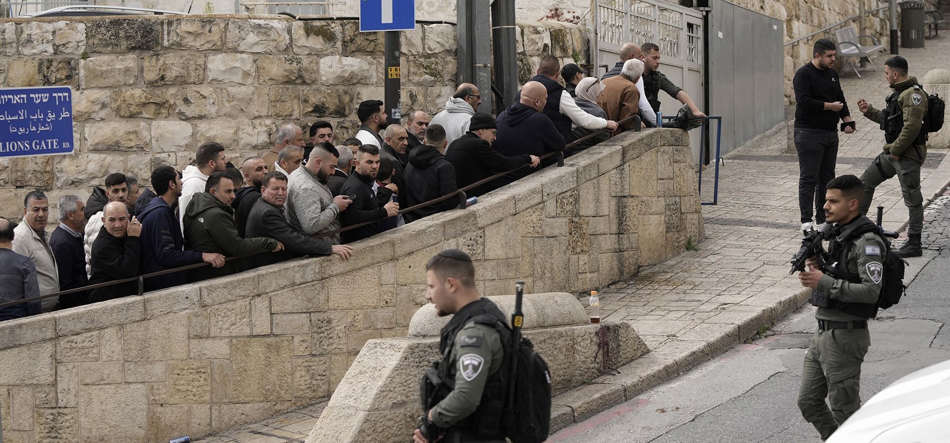 Oficiales de la policía fronteriza israelí hacen guardia mientras los fieles musulmanes palestinos hacen cola afuera del complejo de la Mezquita Al-Aqsa en la Ciudad Vieja de Jerusalén antes de las oraciones del viernes, viernes 23 de febrero de 2024. (Foto AP/Mahmoud Illean) Oficiales de la policía fronteriza israelí hacen guardia mientras los fieles musulmanes palestinos hacen cola afuera del complejo de la Mezquita Al-Aqsa en la Ciudad Vieja de Jerusalén antes de las oraciones del viernes, viernes 23 de febrero de 2024. (Foto AP/Mahmoud Illean)