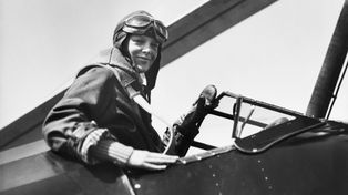 Amelia Earhart en la cabina de un avión luego de establecer uno de sus tantos récords.