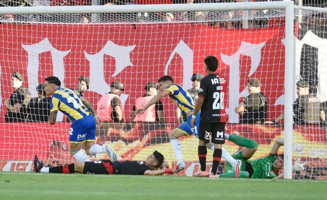 Copetti marca el segundo gol de Central en el clásico. Fue el gol de la sentencia.