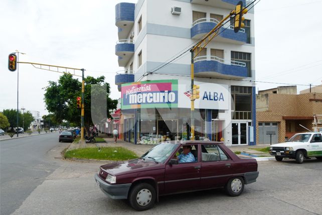 Rompieron el blíndex de dos negocios en Santa Fe