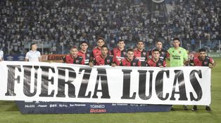 Los jugadores de Newells que enfrentaron a Atlético Tucumán en el José Fierro, con la bandera en apoyo a Lucas Hoyos.