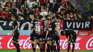 Los jugadores de Newells festejan el primer gol de la noche,