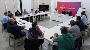 Provincia se reunió con frigoríficos pesquetos por la suspension de la exportación El río está en crisis, había que tomar una decisión