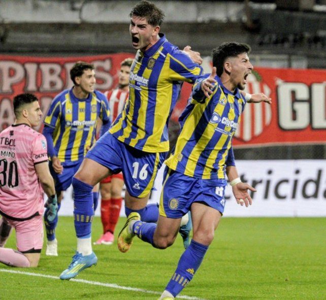 Alan Rodríguez acaba de convertir un golazo y sale a festejarlo. Fue el tanto con el que Central se puso en ventaja.