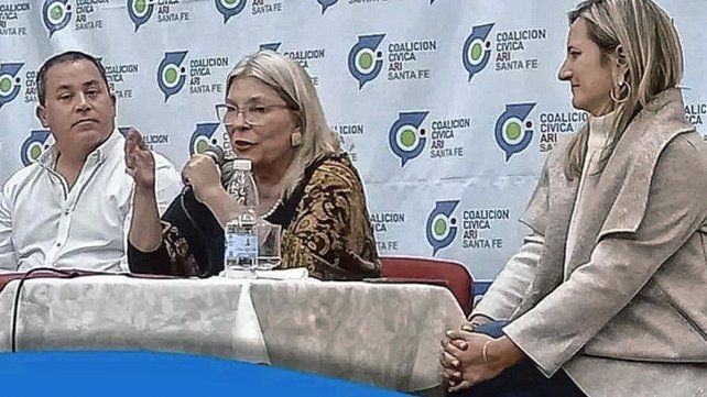 Elisa Carrió: El frente de frentes en Santa Fe significa volver a llevar al poder a los responsables del narcotráfico Elisa Carrió: El frente de frentes en Santa Fe significa volver a llevar al poder a los responsables del narcotráfico