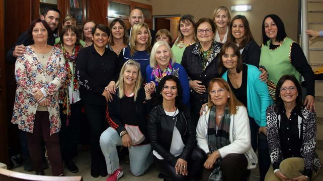 Parte de la comisi&oacute;n directiva y p&uacute;blico en general en la presentaci&oacute;n del libro de poemas de Alicia Tossello