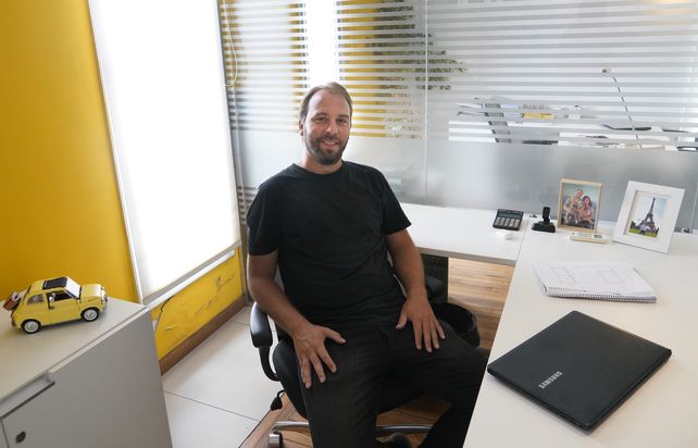 Juan Manuel Crestale en las oficinas que tienen en el último piso del Palacio Minetti.