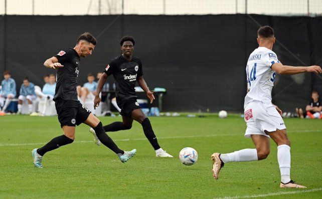 Lucas Alario marcó un gol en el empate amistoso del Eintracht Frankfurt