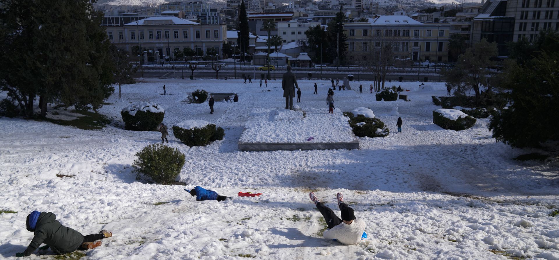 La gente juega con la nieve en Atenas. Una tormenta de nieve muy intensa interrumpió el tráfico aéreo y por carretera en la capital griega de Atenas y en la vecina ciudad más grande de Turquía, Estambul.