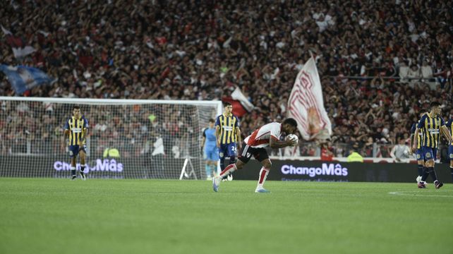 Miguel Borja besa la pelota. El colombiano metió los dos goles del triunfo de River sobre el alternativo de Central.